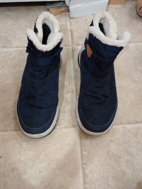 Ryka brand boots,  Everest model, a faux-shearling lining and quilted upper.8M